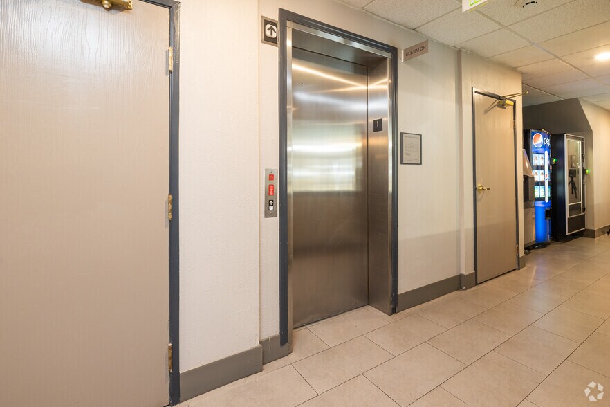 More Photos Of 541 W Dussel Dr, Maumee Hotel For Sale