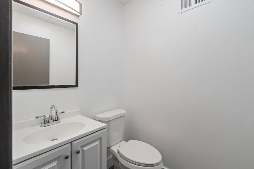 More Photos Of 6363 Lincoln Hwy, Matteson Office For Sale