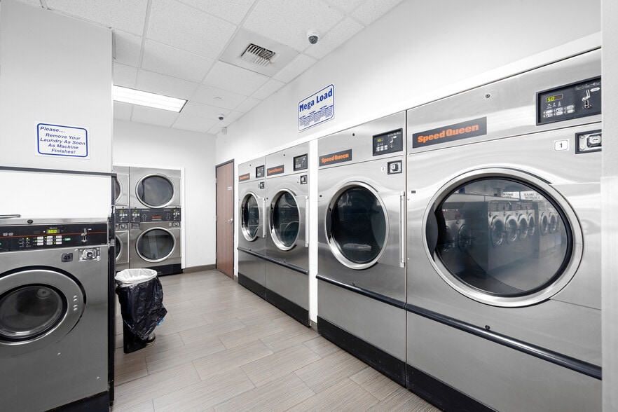 More Photos Of 6914 Foothill Blvd, Tujunga Freestanding For Sale