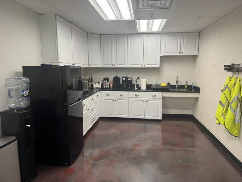More Photos Of 1001 Pulinski Rd, Warminster Township Warehouse For Lease
