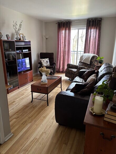 More Photos Of 3165 Rue De Mont-Royal, Saint-hubert Apartments For Sale