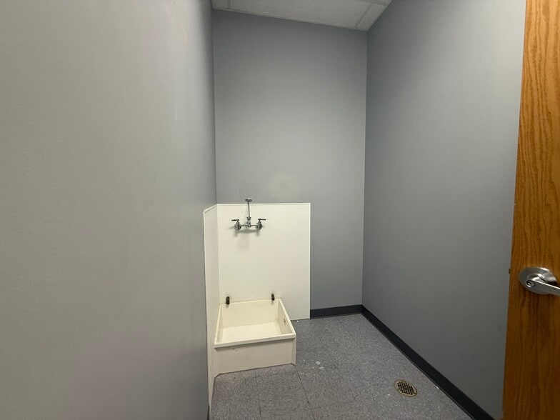 More Photos Of 900 S Milwaukee Ave, Vernon Hills Freestanding For Lease