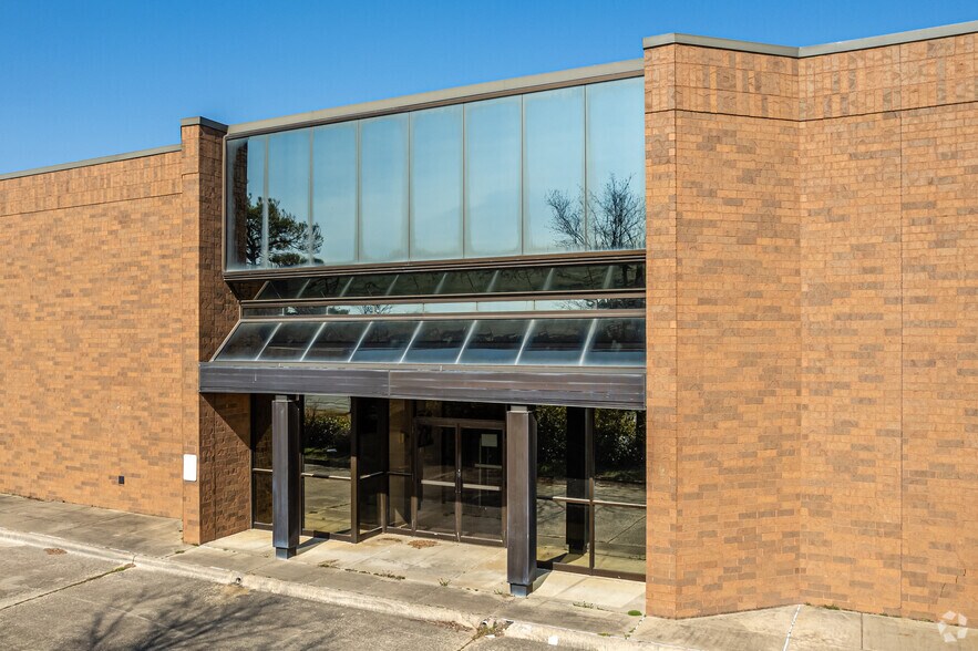 More Photos Of 2901 Pines Mall Dr, Pine Bluff Department Store For Sale