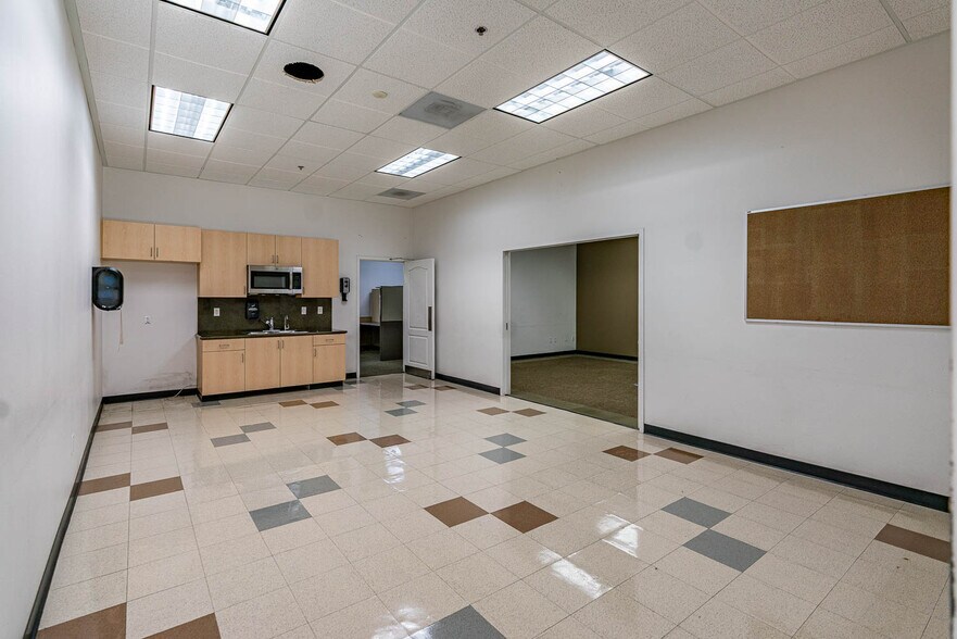 More Photos Of 300-304 E Avenue K6, Lancaster Office For Lease