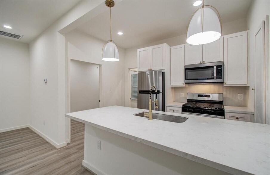 More Photos Of 4006 Navigation Blvd, Houston Office Residential For Lease