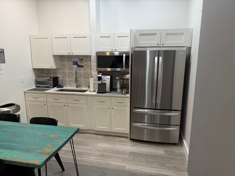 More Photos Of 2115-2145 SW 2nd Ave, Fort Lauderdale Showroom For Sale