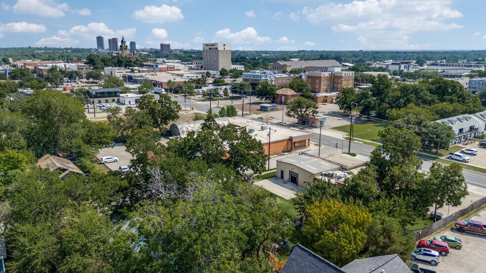 More Photos Of 400 S Elm St, Denton Auto Repair For Lease