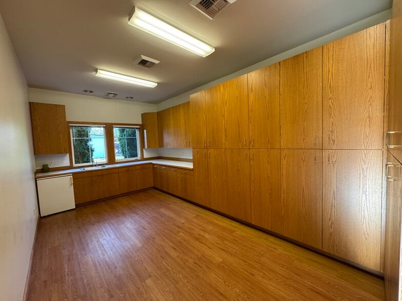 More Photos Of 301 W Blackburn Rd, Mount Vernon Office For Lease