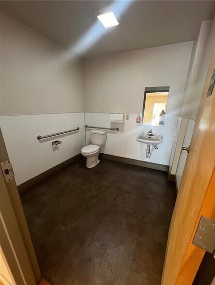 More Photos Of 2120 Wardrobe Ave, Merced Warehouse For Lease