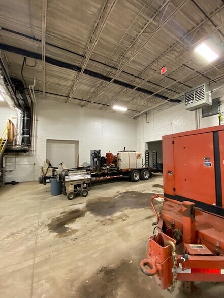 More Photos Of 9840 S 27th St, Oak Creek Showroom For Lease