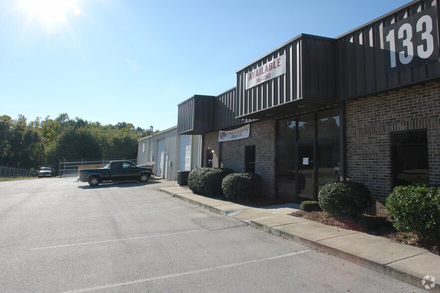 More Photos Of 133 Vera Rd, Lexington Showroom For Lease
