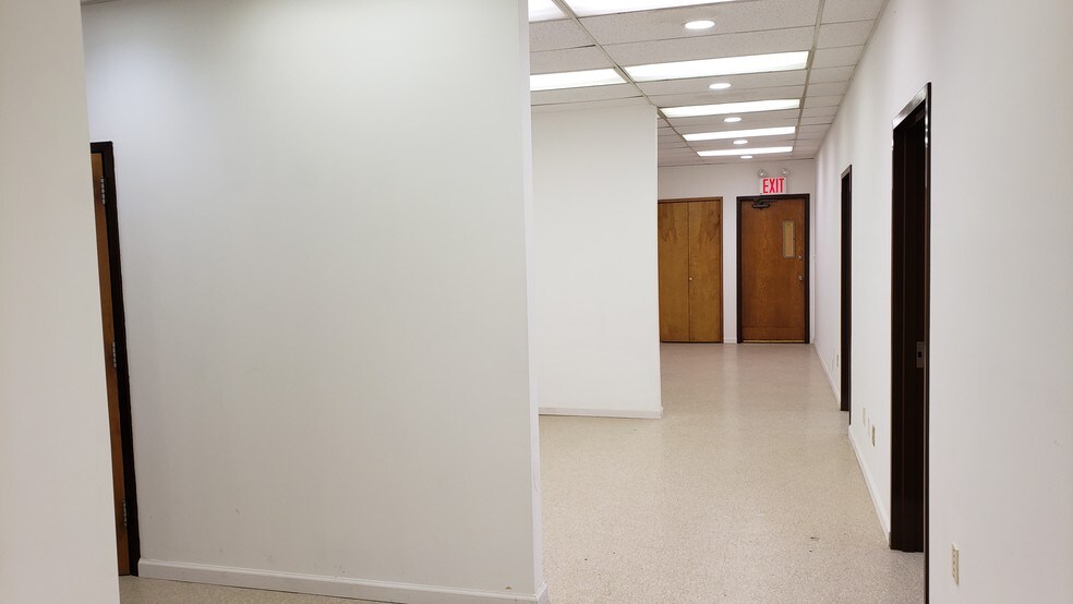 More Photos Of 4 Cedar Swamp Rd, Glen Cove Office For Sale