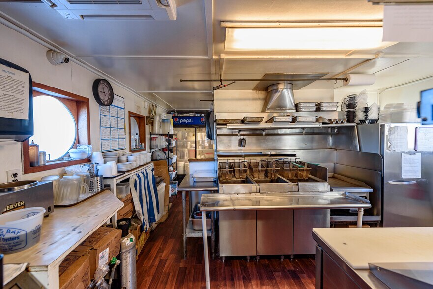 More Photos Of 102 Hall Ave, Coos Bay Restaurant For Sale