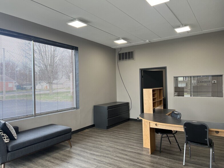 More Photos Of 103 E 3rd St, Aroma Park Office For Sale