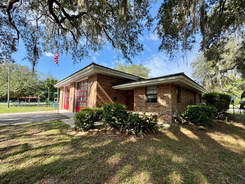 More Photos Of 704 NE 1st St, Micanopy Flex For Lease