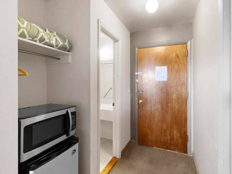 More Photos Of 1806 E Cedar Ave, Rawlins Hotel For Sale