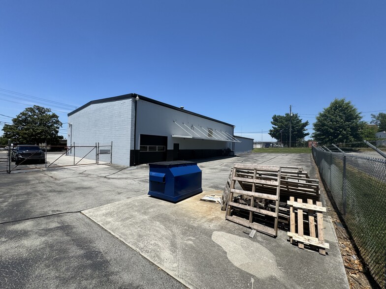 More Photos Of 300 Winona St, Knoxville Distribution For Lease