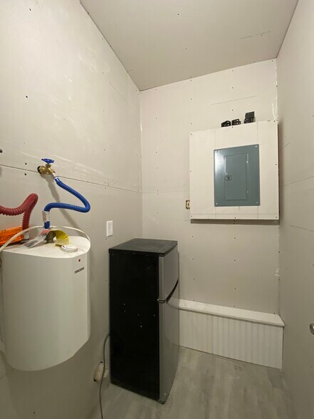 More Photos Of 817 Marshall St, Albert Lea Flex For Sale