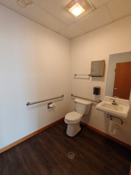 More Photos Of 633 Enterprise Ave, Dekalb Warehouse For Sale