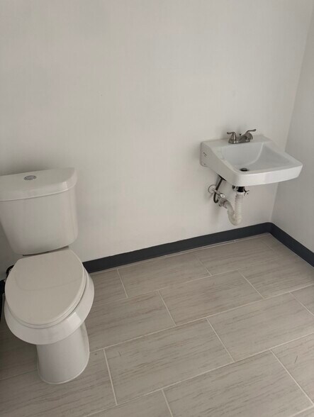 More Photos Of 12033 Veterans Memorial Dr, Houston Unknown For Lease