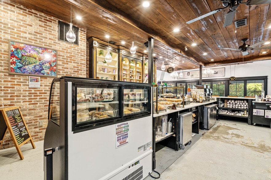 More Photos Of 8026 E Main St, Ridgeland General Retail For Sale