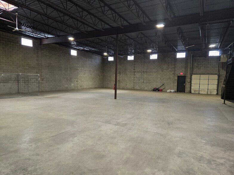 More Photos Of 1911 Rice St, Roseville Warehouse For Lease