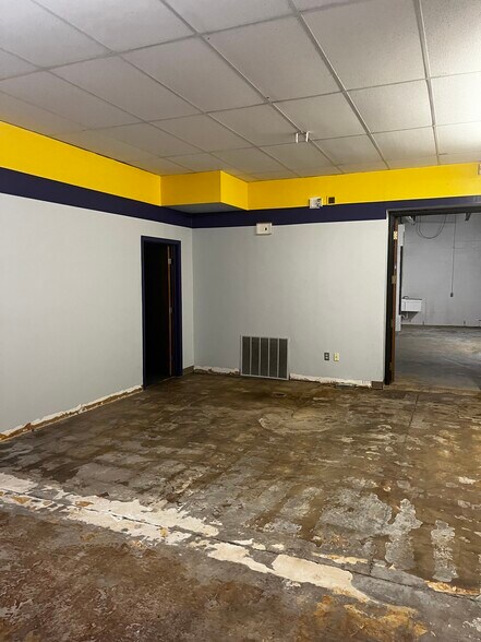 More Photos Of 3857 24th Ave, Fort Gratiot Storefront For Lease