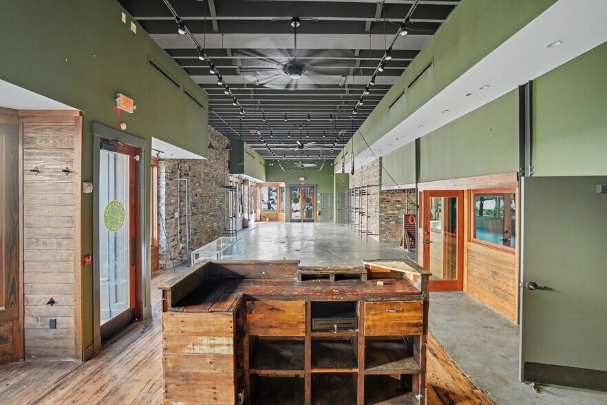 More Photos Of 101 E Broughton St, Savannah Storefront Retail Office For Lease