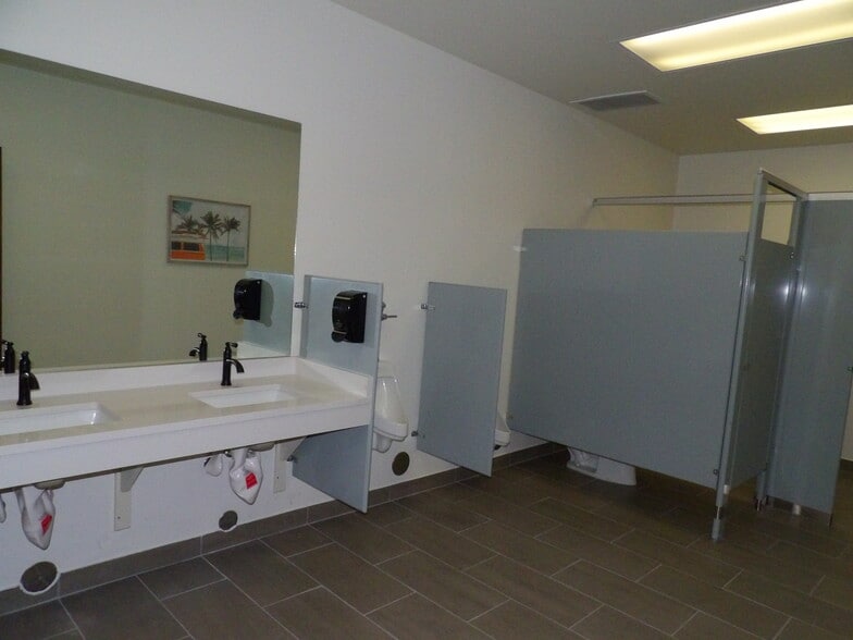 More Photos Of 11500 Pellicano Dr, El Paso Showroom For Lease