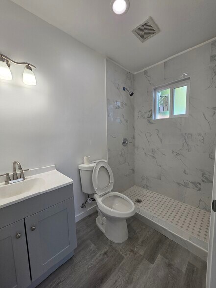 More Photos Of 635 W 51st St, Los Angeles Multifamily For Sale