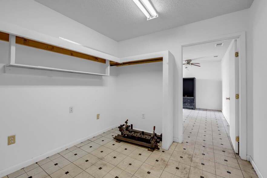 More Photos Of 7330 Texas 261 Hwy, Buchanan Dam Warehouse For Sale