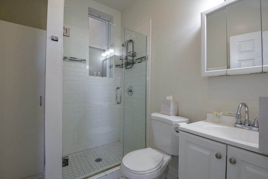 More Photos Of 925 N Ashland Ave, Chicago Apartments For Sale