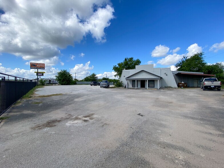 More Photos Of 8491 US Highway 281 N, Spring Branch Showroom For Lease