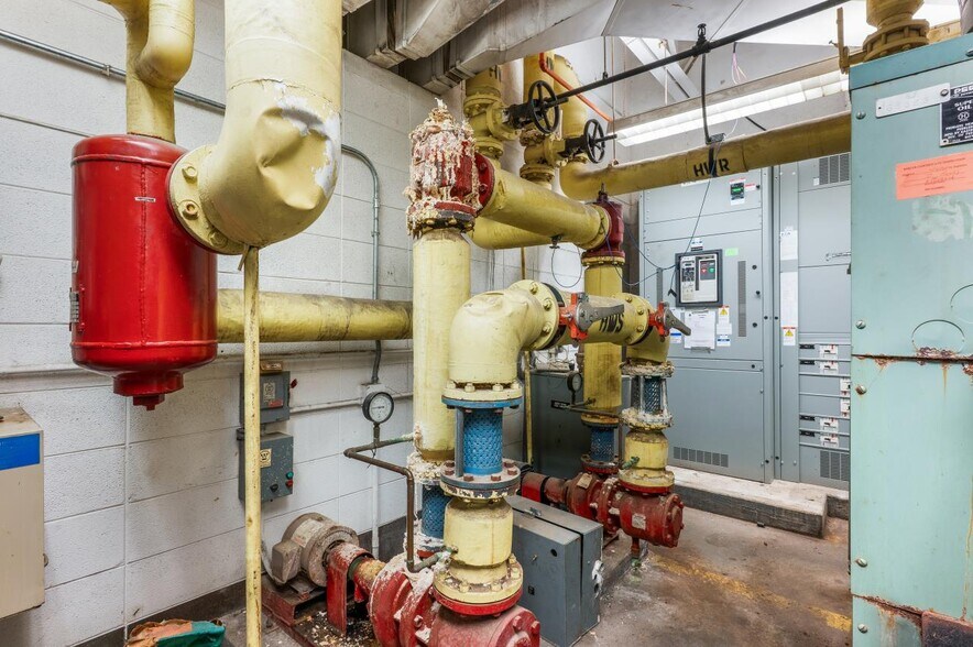 More Photos Of 1800 Harrodsburg Rd, Lexington Flex For Sale