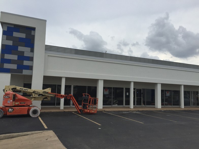 More Photos Of 11301-11329 Katy Fwy, Houston General Retail For Sale