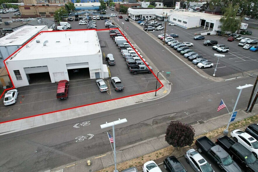 More Photos Of 12325-4200 SW Canyon Rd, Beaverton Auto Dealership For Lease