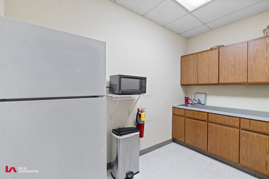 More Photos Of 5020-5072 Clark Howell Hwy, College Park Showroom For Lease