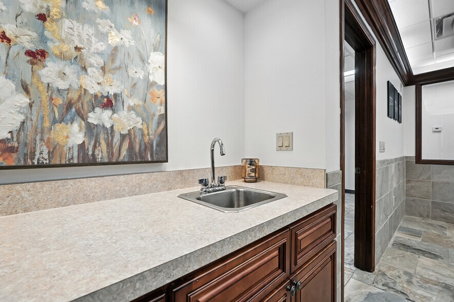 More Photos Of 5636 Bridgetown Rd, Cincinnati Medical For Sale