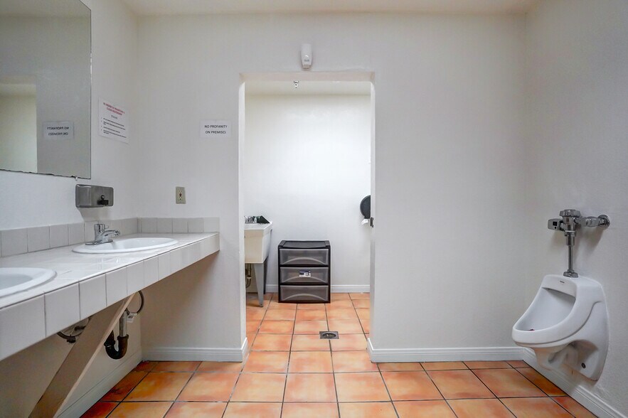 More Photos Of 950 S Central Ave, Compton Schools For Sale