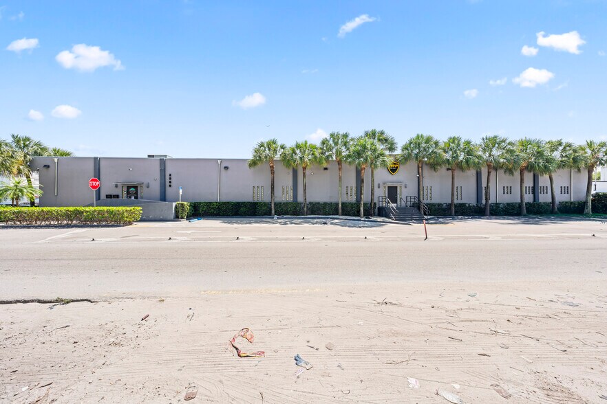 More Photos Of 2500 NW 39th St, Miami Light Distribution For Sale