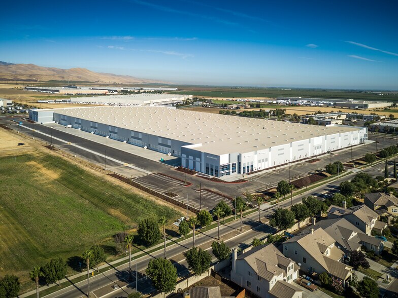 More Photos Of 400 Park Center Dr, Patterson Warehouse For Lease