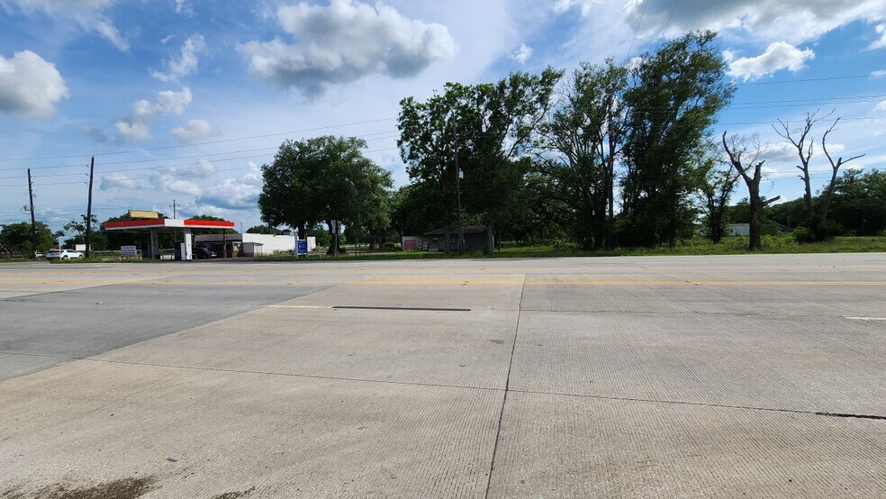 More Photos Of 15518 Highway 36, Needville Service Station For Lease