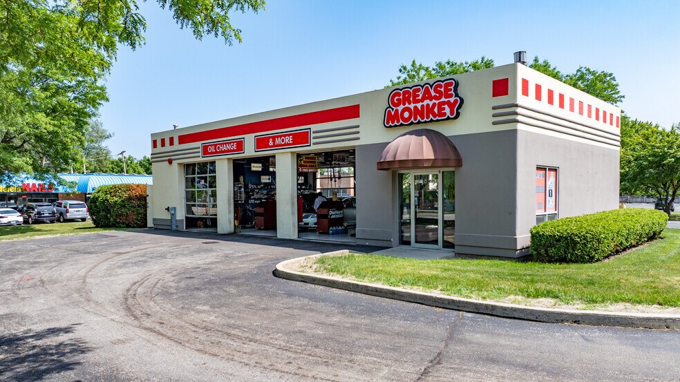 Primary Photo Of 1079 W Maple Ave, Mundelein Freestanding For Sale