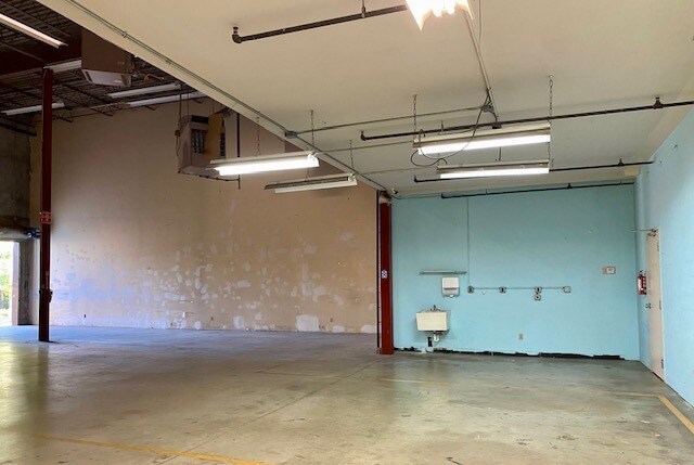 More Photos Of 190 Veterans Dr, Northvale Distribution For Sale