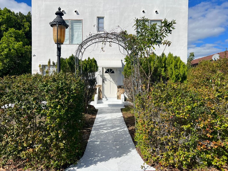 Primary Photo Of 1829 Fillmore St, Hollywood Hotel For Sale