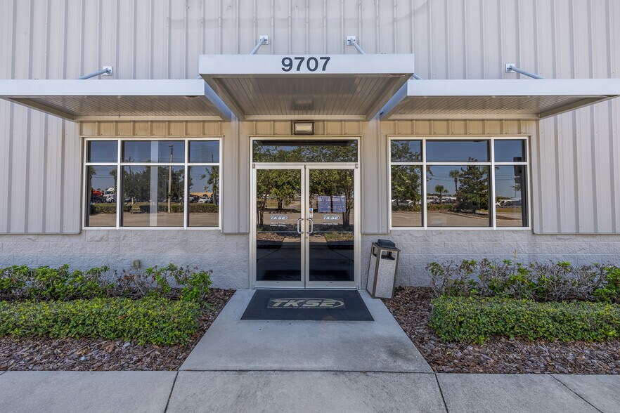 More Photos Of 9707 Bachman Rd, Orlando Warehouse For Lease