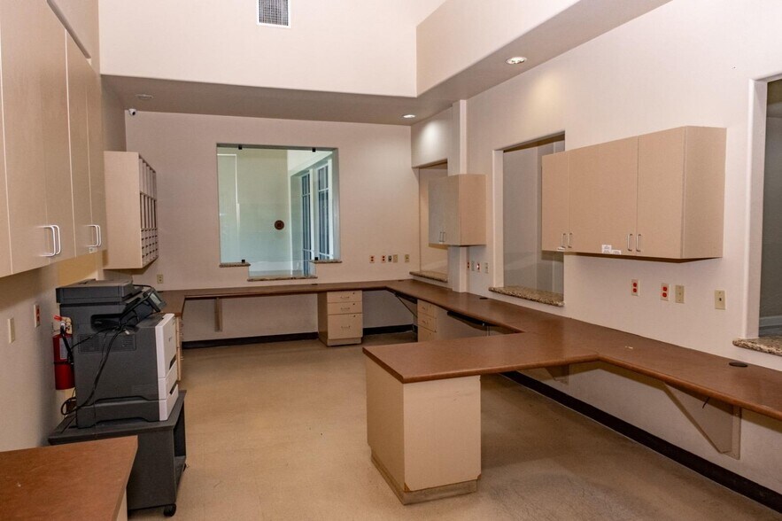 More Photos Of 8607 McPherson Rd, Laredo Office For Lease