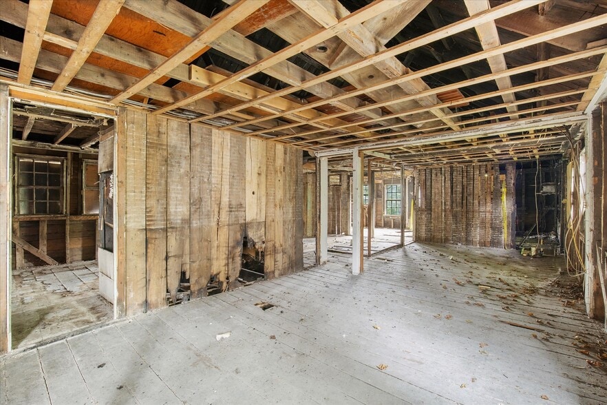 More Photos Of 70 Main St, Wellfleet Hotel For Sale