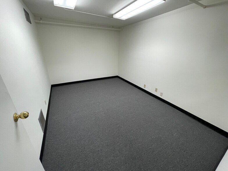 More Photos Of 1811 W Magnolia Blvd, Burbank Office For Lease