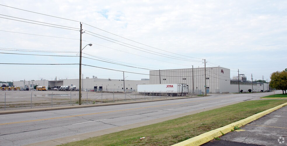 More Photos Of 1301 S White River Pky E, Indianapolis Warehouse For Sale